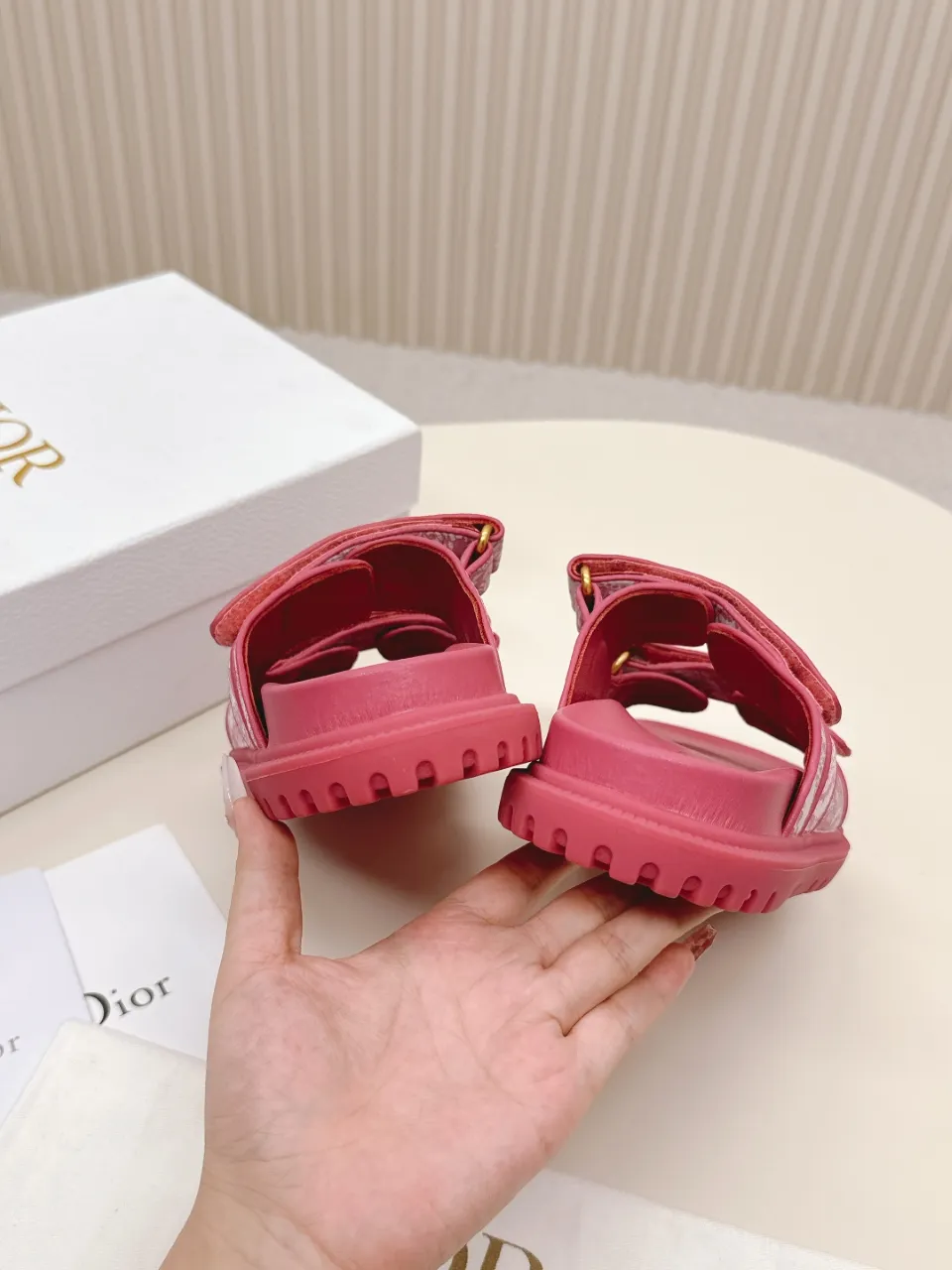 👟👟Ex-factory price 460👟👟 This black sheepskin DiorAct sandal is fashionable. Paired with an insole that fits the shape of your foot, it's made of exceptionally lightweight and comfortable leather. The upper straps feature a Velcro closure and feature a gold-finish metal "DIOR" logo. Can be matched with various styles to show modern style. Gold-finish metal "DIOR" logo Two adjustable Velcro straps Leather insole that fits the shape of your foot Soft and lightweight texture EVA sole decorated with Christian Dior's lucky star symbol Made in Italy Size 35--42 (Customized sizes 41 and 42 are non-refundable)